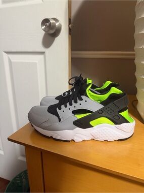 Nike Huarache Sneakers (Excellent Condition)